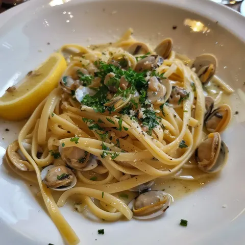 Linguine délicatement garnies de palourdes fraîches et de persil.
