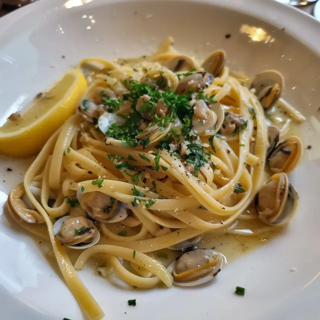 Linguine délicatement garnies de palourdes fraîches et de persil.