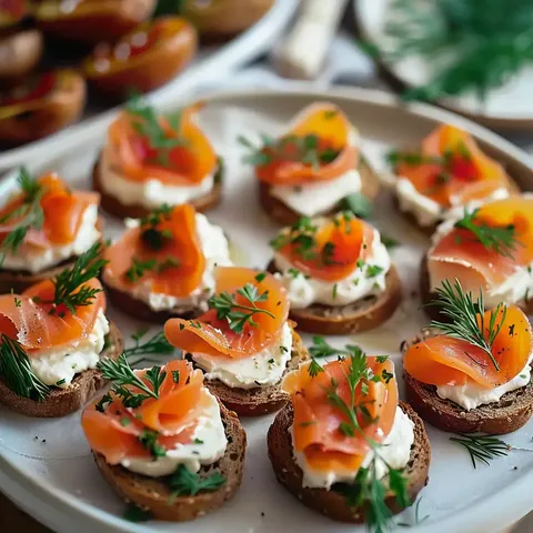 Plateau avec des toasts garnis de fromage frais et saumon fumé, décorés d'herbes aromatiques.