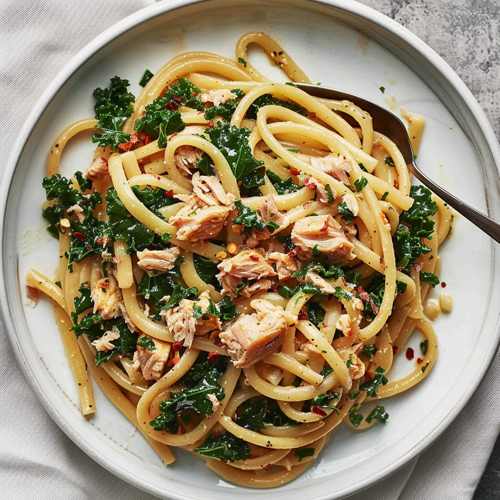 Bol de pâtes crémeuses au thon, oignons dorés et chou kale
