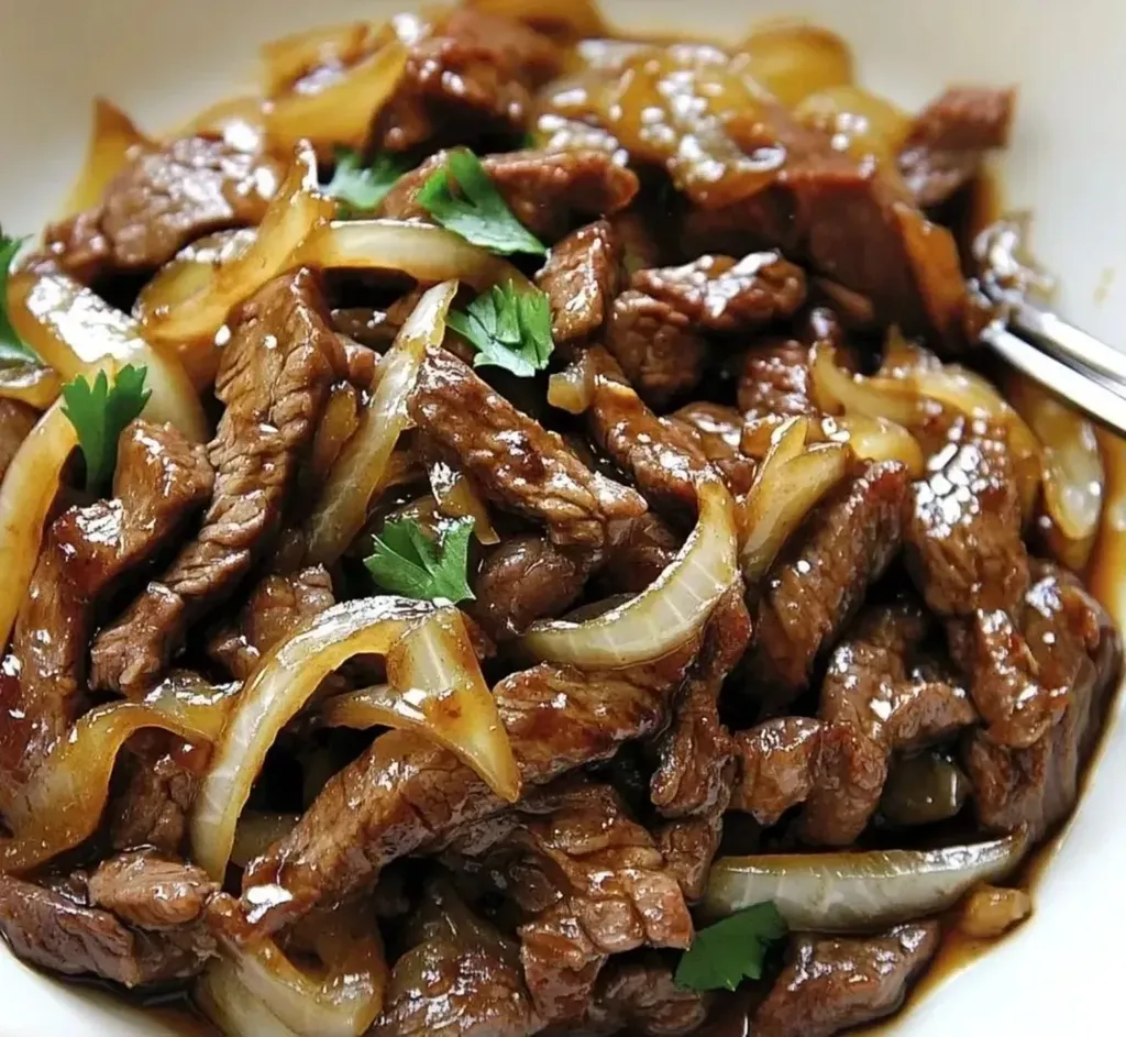 Délicieux sauté de bœuf et oignons