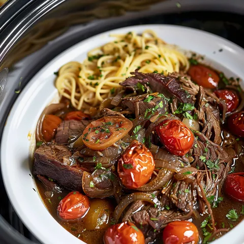Plat mijoté avec bœuf, tomates cerises et pommes de terre.