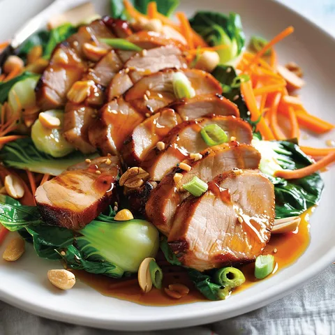 Du bok choy croquant et du filet de porc servi avec une sauce teriyaki sur un plateau.