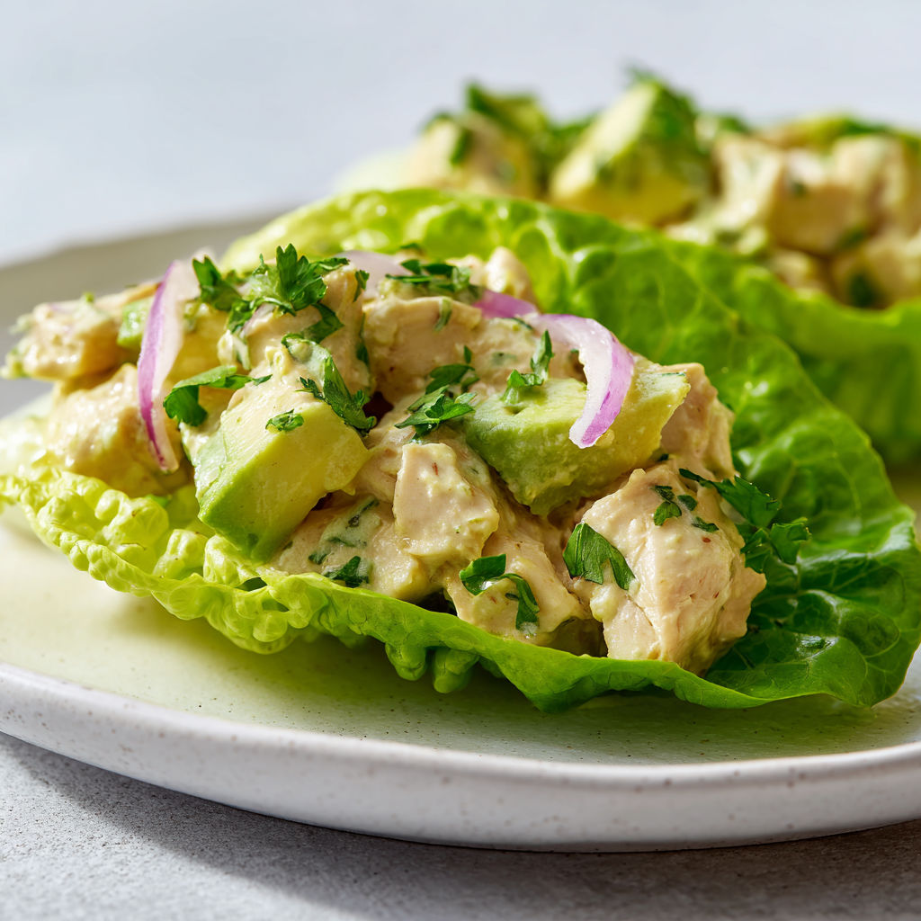Salade de poulet et laitue avec légumes verts et herbes.