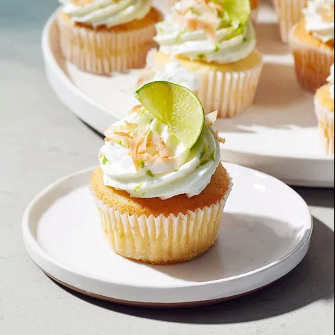 Plateau de petits gâteaux moelleux à la lime et crème coco.