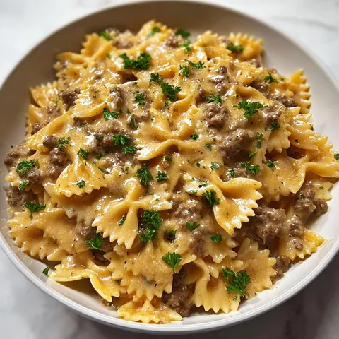 Délicieux papillons avec sauce douce et viande hachée.