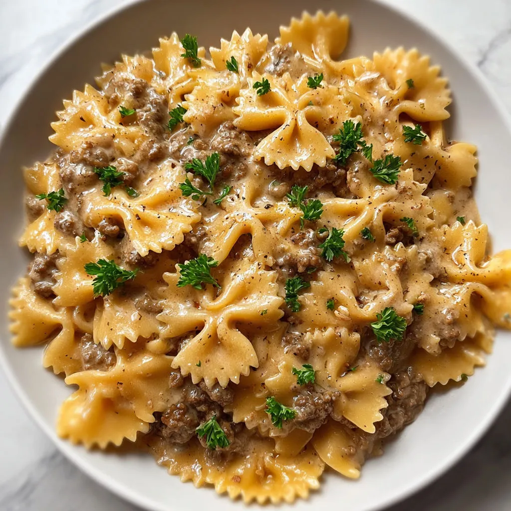 Un plat de pâtes sauce tomate et herbes fraîches.