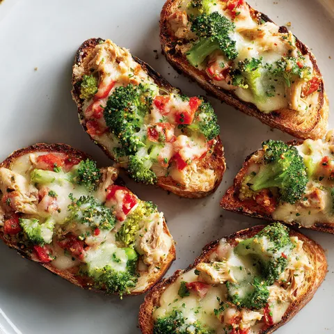 Tartines au thon et brocoli, un plat simple et délicieux.