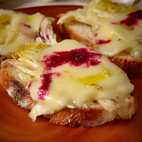 Une tartine gourmande d’endives et fromage fondu.