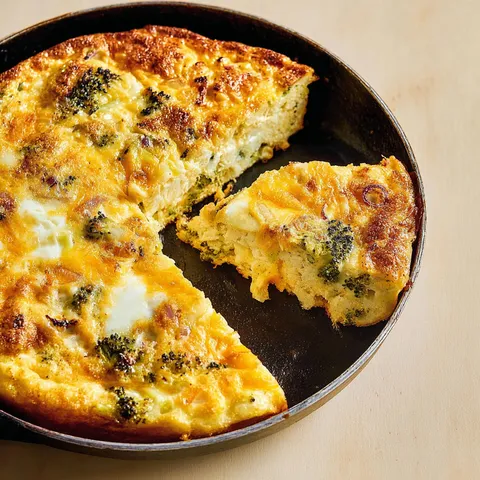 Un plat en fonte avec une frittata pleine de saveurs à base de choux.