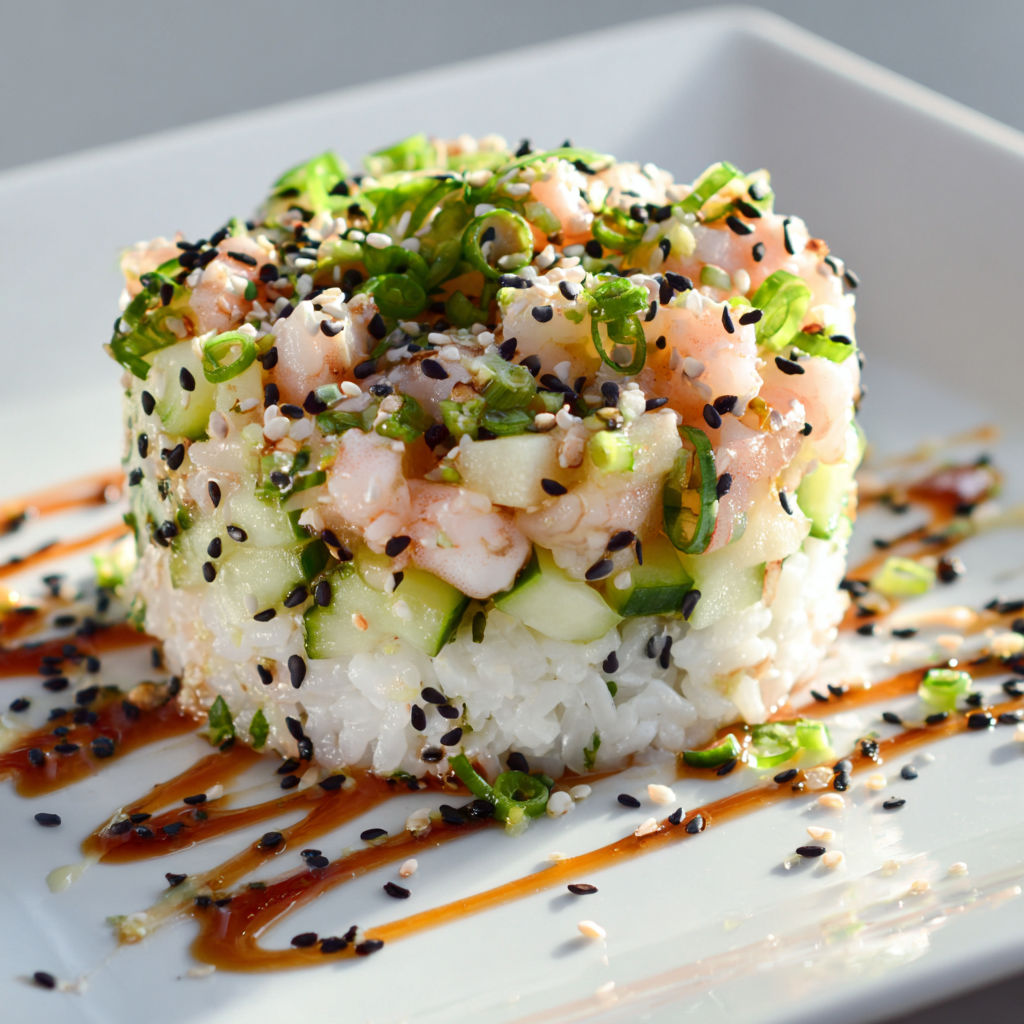 Un plat de crevettes nordiques façon tartare présenté sur une assiette en verre.