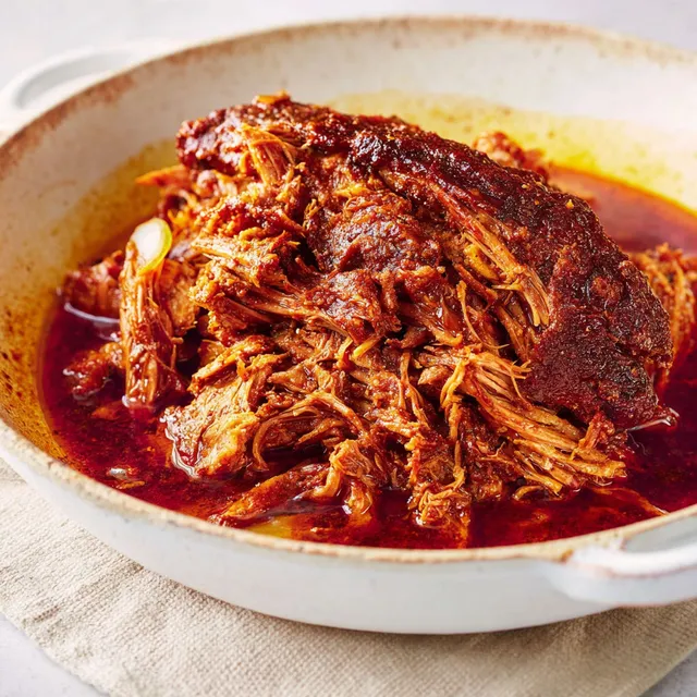 Un plat de porc mijoté avec une sauce chipotle savoureuse.