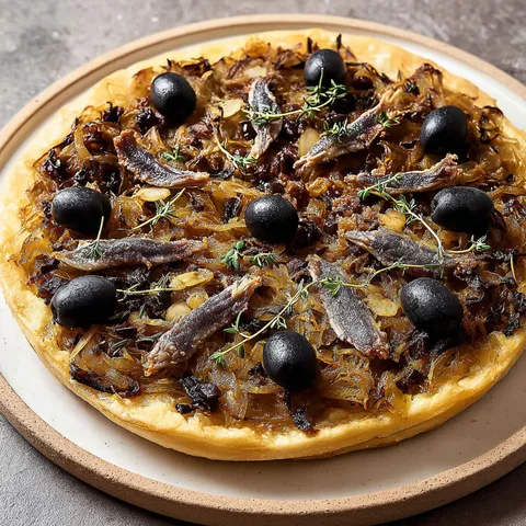 Tarte gourmande aux aubergines, oignons mijotés longuement et olives avec thym, spécialité niçoise.