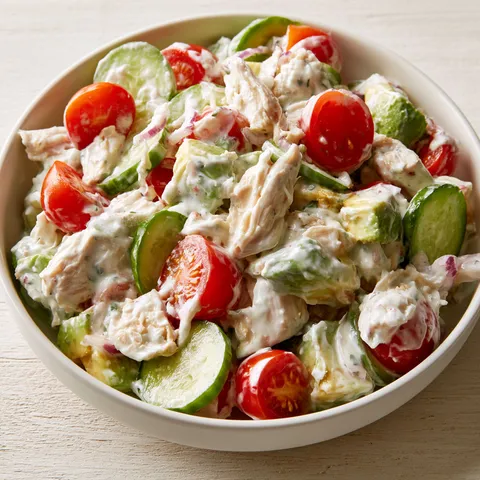 Un mélange appétissant avec poulet tendre, avocat et légumes croquants.