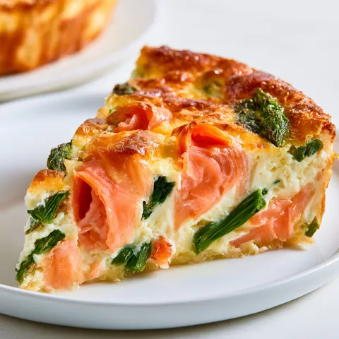 Part de quiche légère sans pâte avec saumon et asperges.