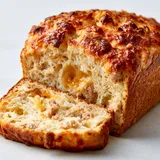Part de gâteau moelleux au thon pour un moment délicieux.