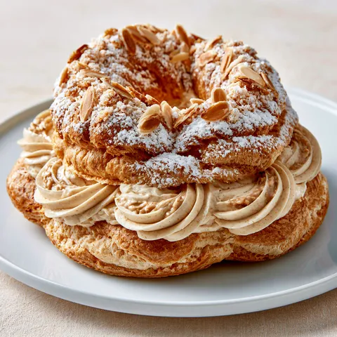 Couronne dorée garnie de crème pralinée onctueuse.