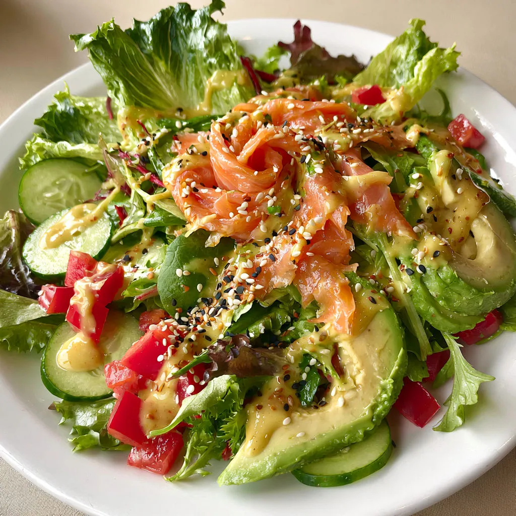 Salade Fraîche au Saumon Fumé, Avocat et Sauce au Gingembre.