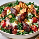 Plat savoureux avec merguez et kale grillés dans une assiette estivale rapide.