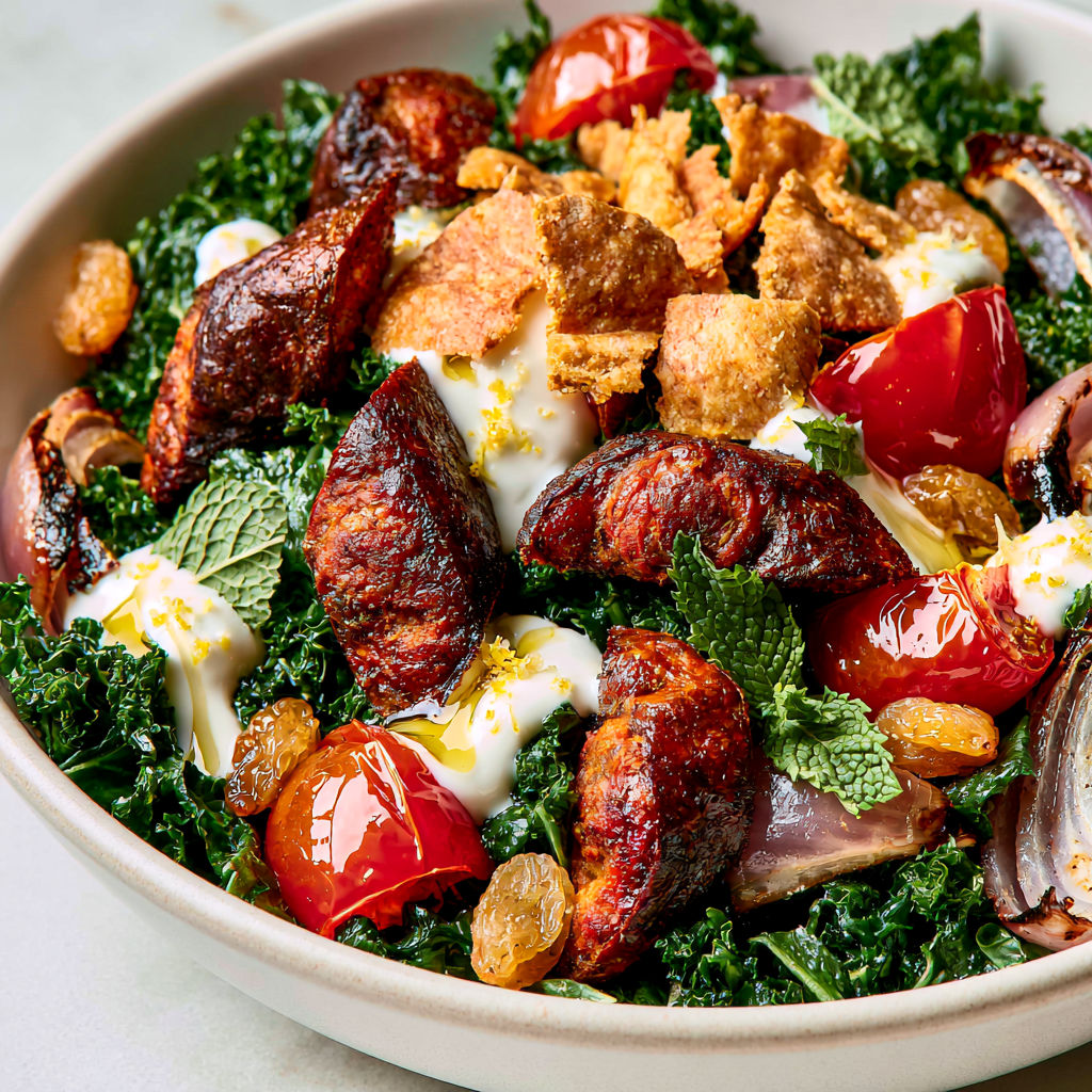 Bol de merguez grillées et kale cuit à l’air fryer, copieux et prêt en un rien de temps.