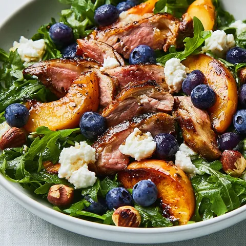 Salade gourmandes de pêches, myrtilles et agneau