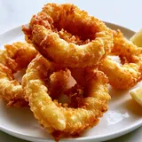 Calamars frits croustillants avec citron juteux.