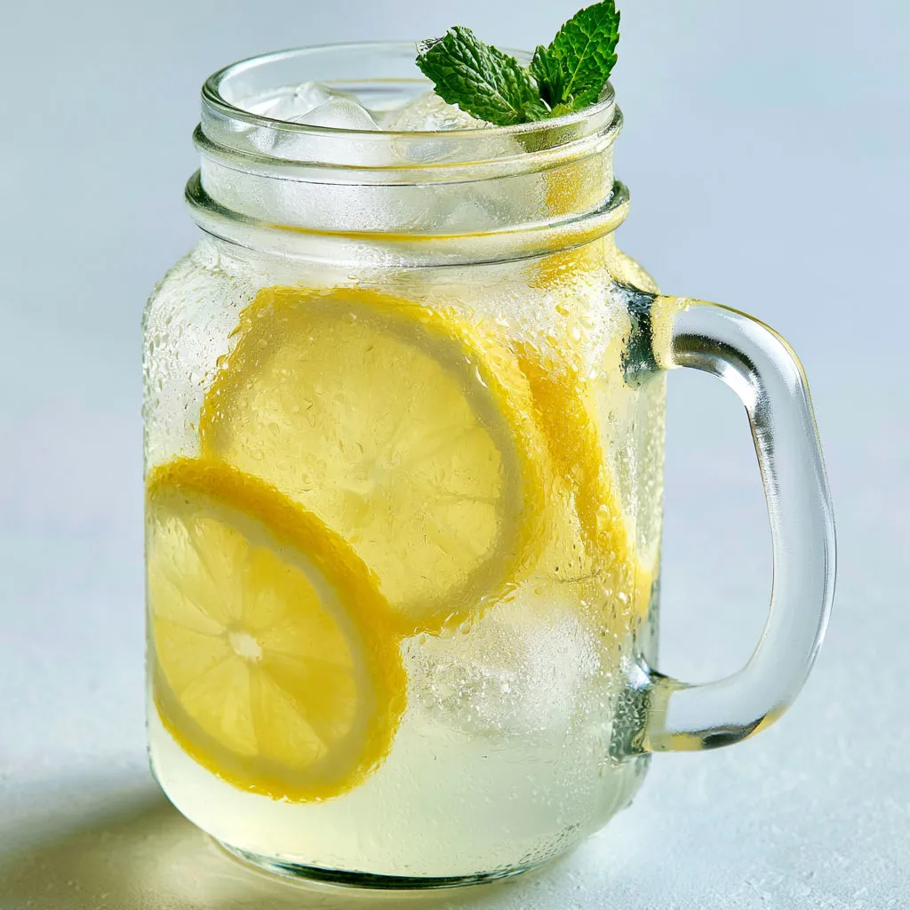 Grande carafe de citronnade fraîche maison, prête en quelques minutes.