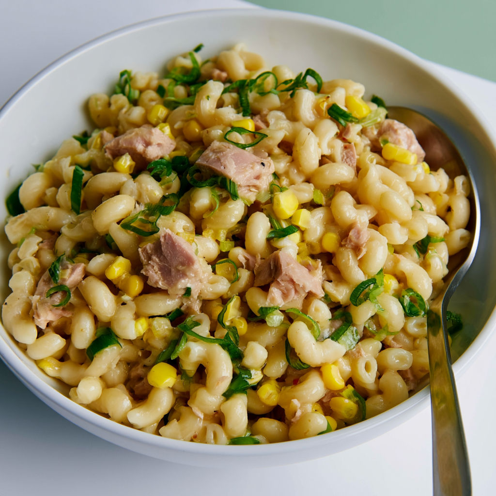 Salade froide avec pâtes thon maïs et oignon nouveau.