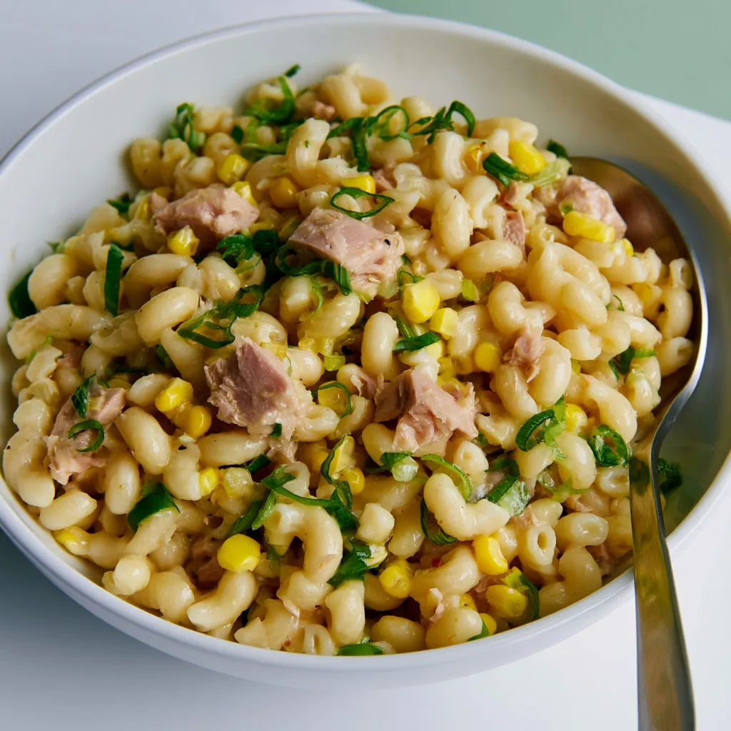 Salade froide avec pâtes thon maïs et oignon nouveau.