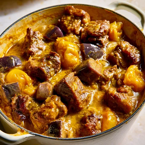 Plat maison de veau mijoté aux saveurs des Antilles.
