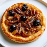 Bouchées apéritives aux oignons caramélisés et anchois.