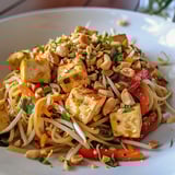 Plat de nouilles thaï au tofu croquant