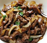 Délicieux sauté de bœuf et oignons