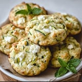 Cookies salés garnis de courgettes et chèvre frais.