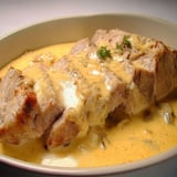 Porc au maroilles dans une sauce savoureuse, décoré d’herbes fraîches.