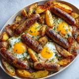 Plat de saucisses gratinées au four avec des œufs et des pommes de terre savoureuses.