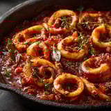 Encornets parfumés à la provençale dans une marmite.