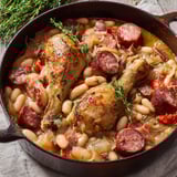 Délicieux cassoulet maison avec du poulet, des haricots blancs et de la saucisse fumée, idéal pour les repas en famille.