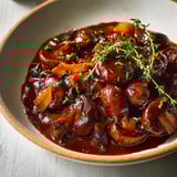 Un délicieux bourguignon de champignons servi dans un bol en céramique.