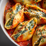 Pâtes farcies au fromage cottage et aux épinards, nappées de sauce aux poivrons grillés.