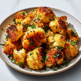 Assiette de chou-fleur croustillant au parmesan, doré et savoureux.