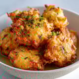 Un plat délicieux de beignets de poisson bien dorés et faits maison.