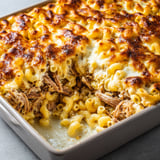 Macaronis fondants gratinés au porc effiloché et fromage.