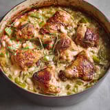 Un délicieux poulet doré avec légumes et herbes fraîches pour un vrai régal.