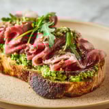 Un carpaccio bœuf sur pain présenté.