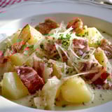 Un bol contenant une potée aux navets fumants.