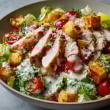 Une César au veau tendre, composée de crudités fraîches et de viande, servie dans un grand bol.