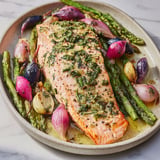 Un filet de saumon savoureux entouré de légumes frais et colorés dans un plat.