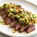 Steak minute accompagné de salade d'avocat frais, simple et savoureux.