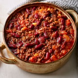 Plat chaleureux de chili facile prêt à être dégusté.